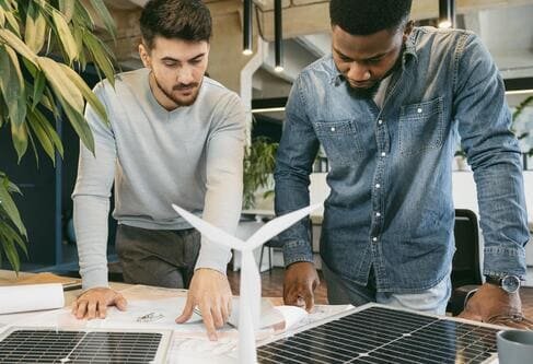 homens trabalhando com energia solar corporativa