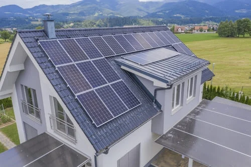 casa com placas de integração solar