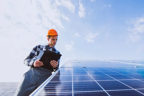 homem ao lado de placa de integração solar