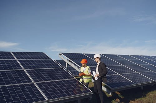 enegenheiros com placas de implementação solar